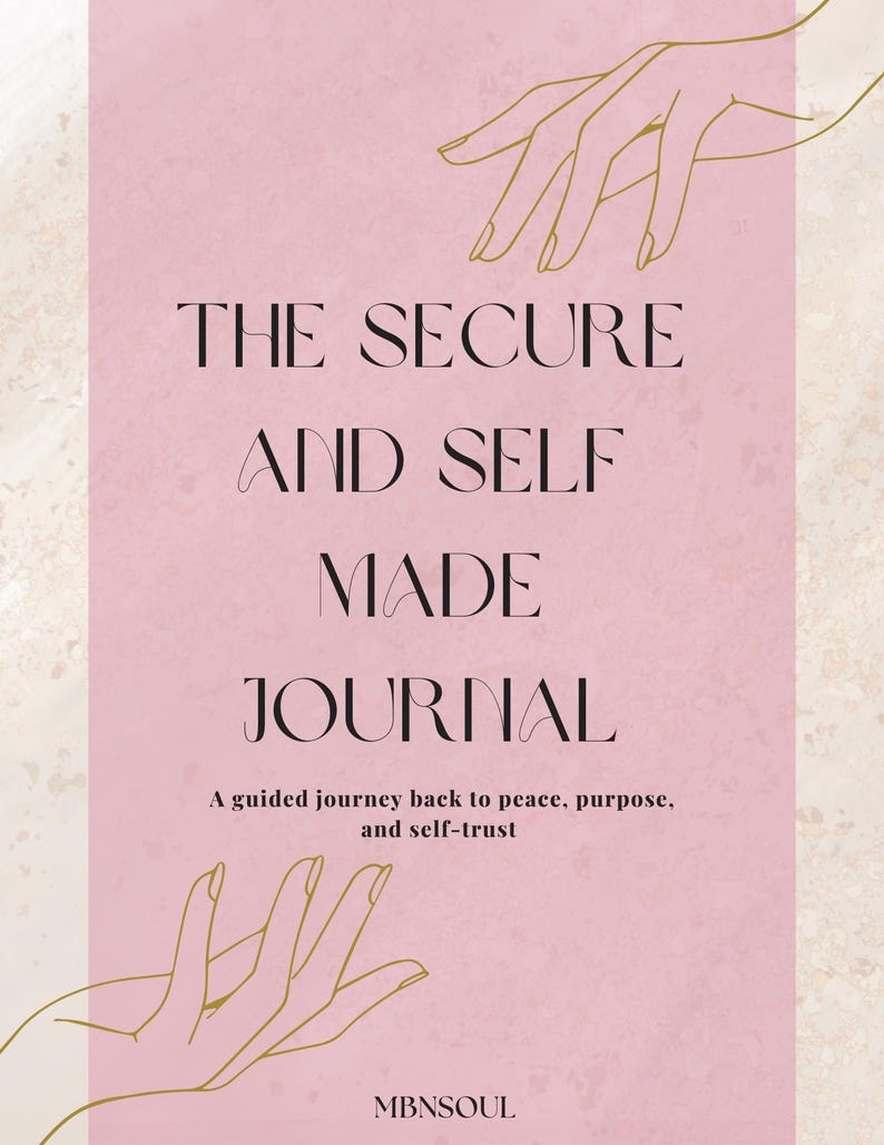 以下が含まれることがあります： セリフ体で「THE SECURE AND SELF MADE JOURNAL」と書かれたピンク色のジャーナル。ジャーナルには「A guided journey back to peace, purpose, and self-trust」というテキストも含まれています。上部と下部には金の線画の手があります。