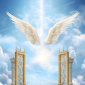 Könnte beinhalten: Ein Paar weiße Engelsflügel sind über einem Paar goldenen Toren ausgebreitet, die zu einer Treppe in den Wolken führen. Die Tore sind offen und die Treppe führt zu einem hellen Licht am Himmel.