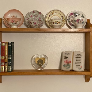 Wood teacup knickknack shelf in Oak