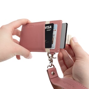 WESTMADE Mayfield Mini Minimalistischer Kartenhalter Zuglasche schmales Premium Leder Portemonnaie mit Wristlet Tether - RFID-Schutz - Altrosa/Creme
