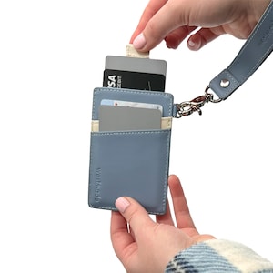 WESTMADE Mayfield ミニ ミニマリスト カードホルダー プルタブ スリム プレミアム レザー ウォレット リストレット テザー付き - RFID 保護 - スチール ブルー/クリーム