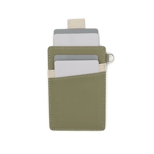 Billetera minimalista de cuero de primera calidad WESTMADE Mayfield Mini - Tarjetero con llavero - Billetera delgada con tirador - Bloqueo RFID - Verde musgo/crema
