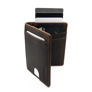 Billetera minimalista de cuero con bolsillo frontal delgado y bloqueo RFID plegable vertical WESTMADE Merwin, ranura de acceso rápido, bolsillo con lengüeta para tirar, marrón vaquero