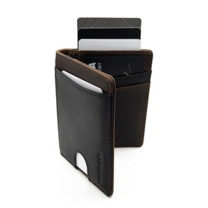 WESTMADE Merwin Vertikale Faltung RFID-blockierende schlanke Minimalistische Lederbrieftasche, Schnellzugangsschlitz, Zuglasche-Tasche - Braun / Schwarz