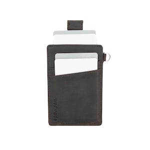 Cartera minimalista de cuero de primera calidad WESTMADE Mayfield Mini - Tarjetero con llavero - Cartera delgada con tirador - Bloqueo RFID - Marrón vaquero