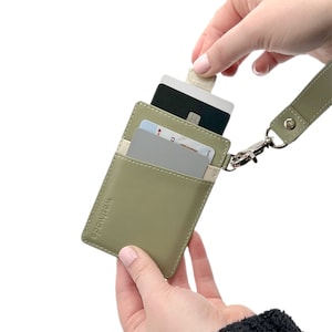 WESTMADE Mayfield mini minimalistische kaarthouder met treklipje dunne leren portemonnee met polsbandje - RFID-bescherming - mosgroen/crème