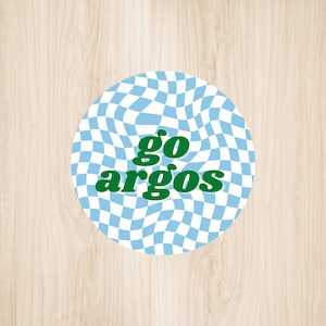 Könnte beinhalten: Ein blauer und weißer karierter Aufkleber mit dem Text "go argos" in grünen Buchstaben.