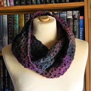 esnodos de punto, garabatos de ganchillo, bufandas de punto, garabatos de señoras, esnodos de señoras, esnodos para mujeres, mujeres bufanda, snood de invierno, regalo de snood púrpura,
