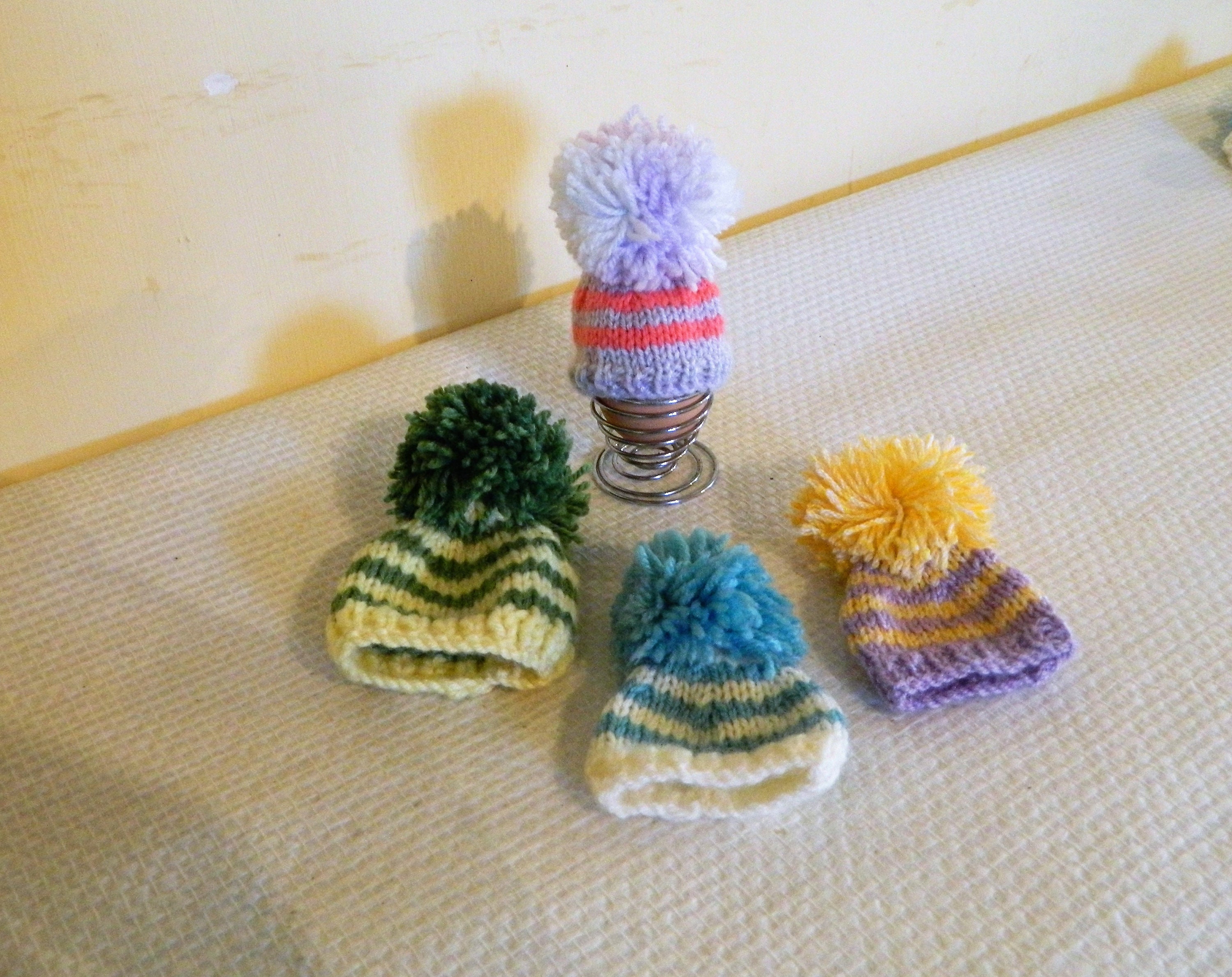 Ensemble de Four Bobble Hat Egg Cosies, Table Petit-Déjeuner, Idée Cadeau Nouvelle Maison, Cosies d'