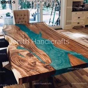 Op de afbeelding: Een grote houten tafel met een levende rand en een turquoise blauwe epoxyrivier die door het midden loopt. De tafel is gemaakt van acaciahout en heeft een natuurlijke afwerking. De tafel wordt getoond in een eetkamersetting met stoelen.
