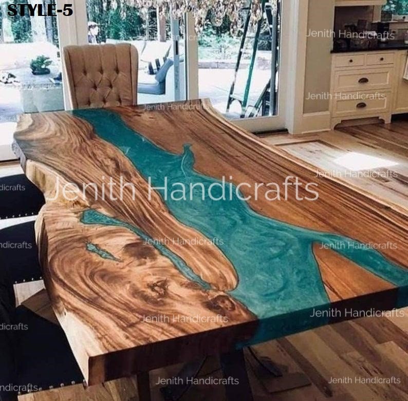 Op de afbeelding: Een grote houten tafel met een levende rand en een turquoise blauwe epoxyrivier die door het midden loopt. De tafel is gemaakt van acaciahout en heeft een natuurlijke afwerking. De tafel wordt getoond in een eetkamersetting met stoelen.