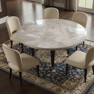 Puede incluir: Una mesa de comedor redonda con una superficie de mosaico, rodeada de seis sillas de color crema. La mesa descansa sobre una alfombra azul y beige estampada. Las patas de madera oscura de la mesa y las sillas contrastan con la tapicería clara y la mesa.