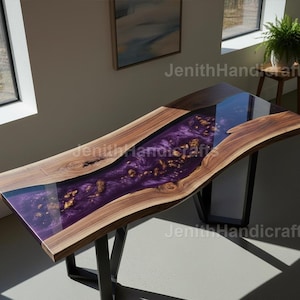 Può includere: Un tavolo in legno a bordo vivo con un fiume di resina viola. Il tavolo ha un bordo in legno scuro e un piano in resina trasparente. Il tavolo è sostenuto da gambe in metallo nero. Il tavolo è lungo circa 152 cm.