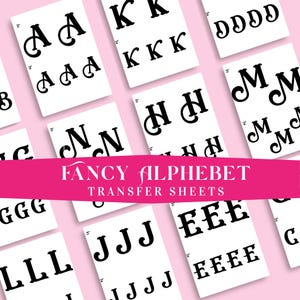 Puede incluir: Una colección de hojas de transferencia blancas con letras de alfabeto negras y elegantes. Se ven las letras A, K, D, N, H, M, G, L, J y E. Una pancarta rosa en la imagen dice "FANCY ALPHABET TRANSFER SHEETS".