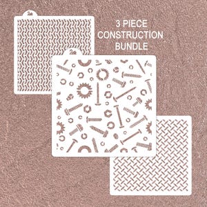 Op de afbeelding: Set van drie witte constructiesjablonen. De sjablonen tonen verschillende patronen: een chevron-ontwerp, een patroon van moeren, bouten en tandwielen en een diamantplaatontwerp. De tekst "3 PIECE CONSTRUCTION BUNDLE" is zichtbaar.