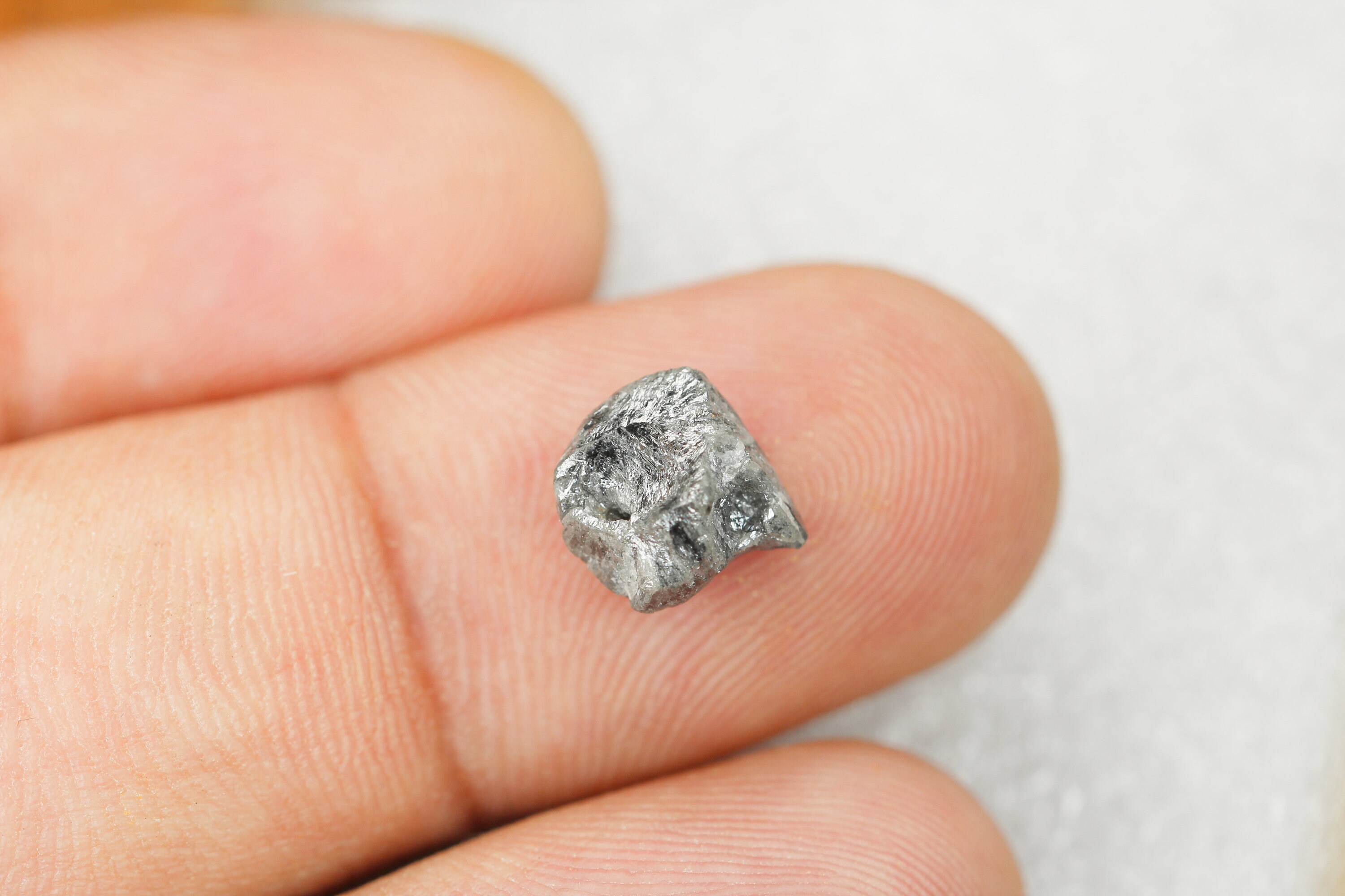 Mélange grisâtre naturel brut en vrac diamant terre brute 10