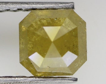 Puede incluir: Una piedra preciosa de diamante amarillo, facetada, de forma cuadrada.