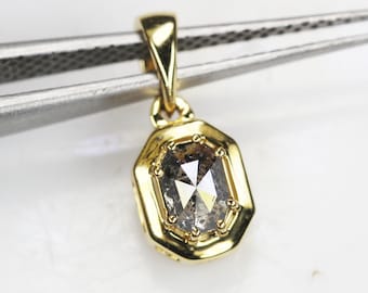 Colgante de oro de 10 quilates con engaste de bisel de diamantes de talla esmeralda y sal y pimienta. Regalo para ella.