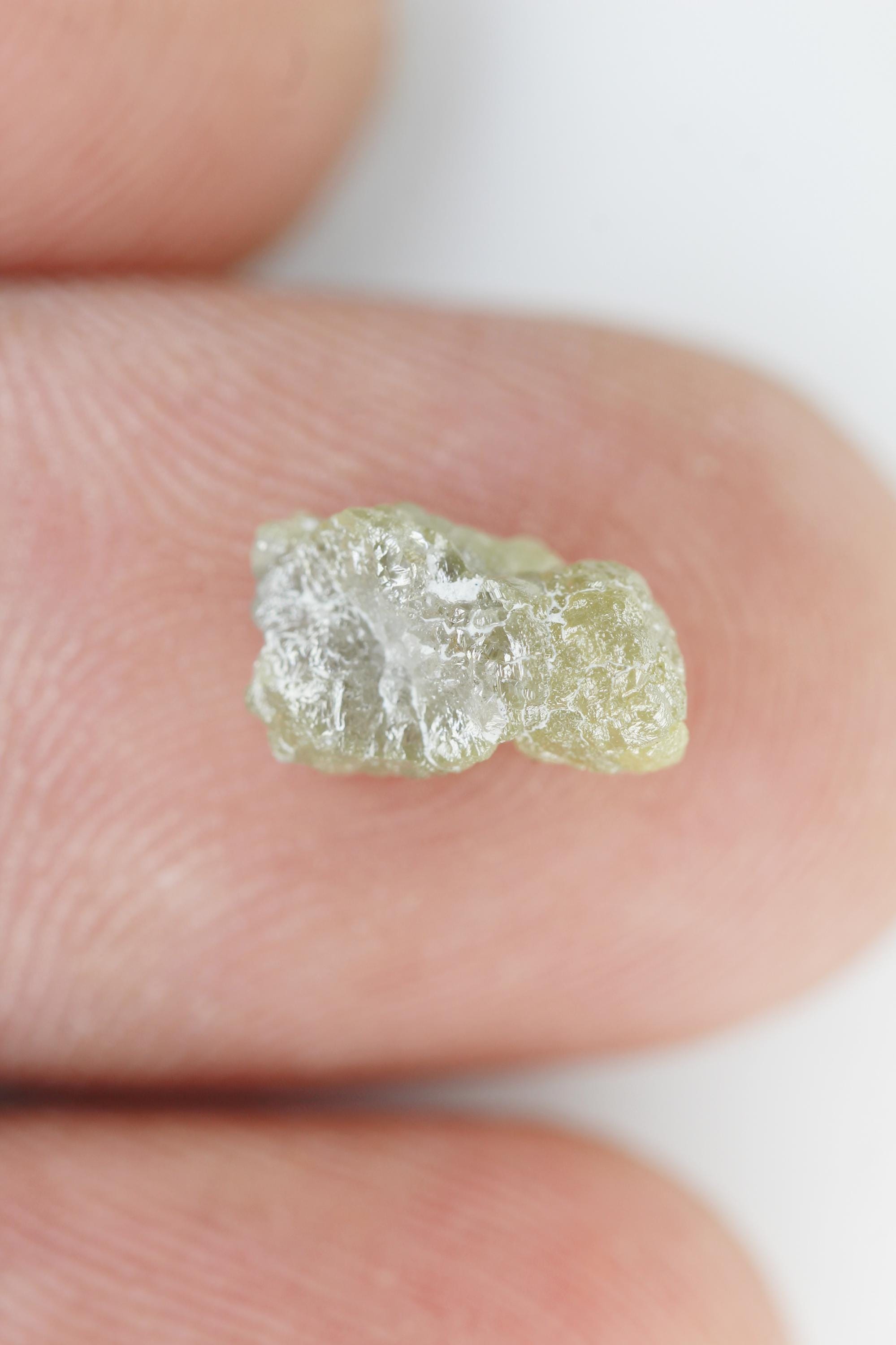 Diamant Brut Naturel Gris - 1,98 Carats - Taille Irrégulière 7,43 X 6,88 X 5,64 Mm - Certificat D'authenticité Inclus