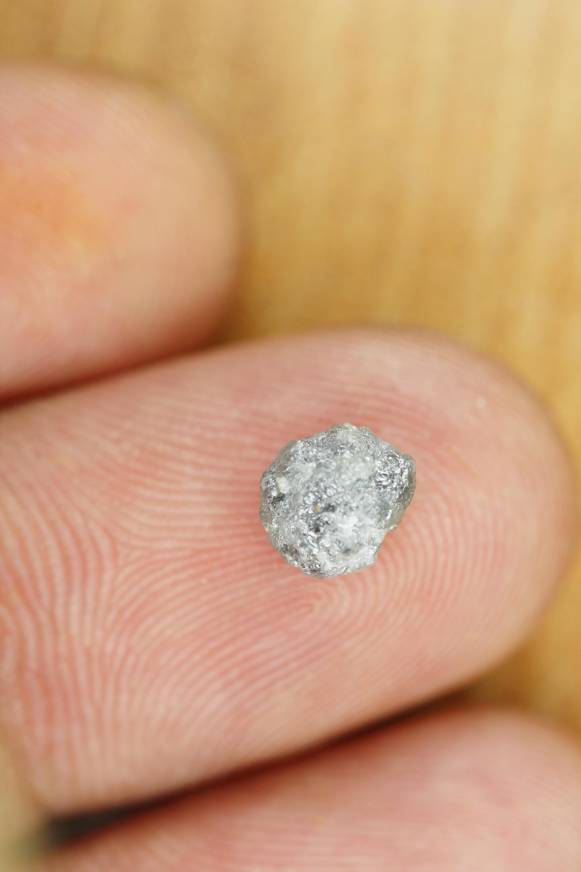 Diamant Brut Naturel 1,60 Carats - Couleur Gris Blanc - Taille 6,40x6,00x5,40 Mm - Non Traité