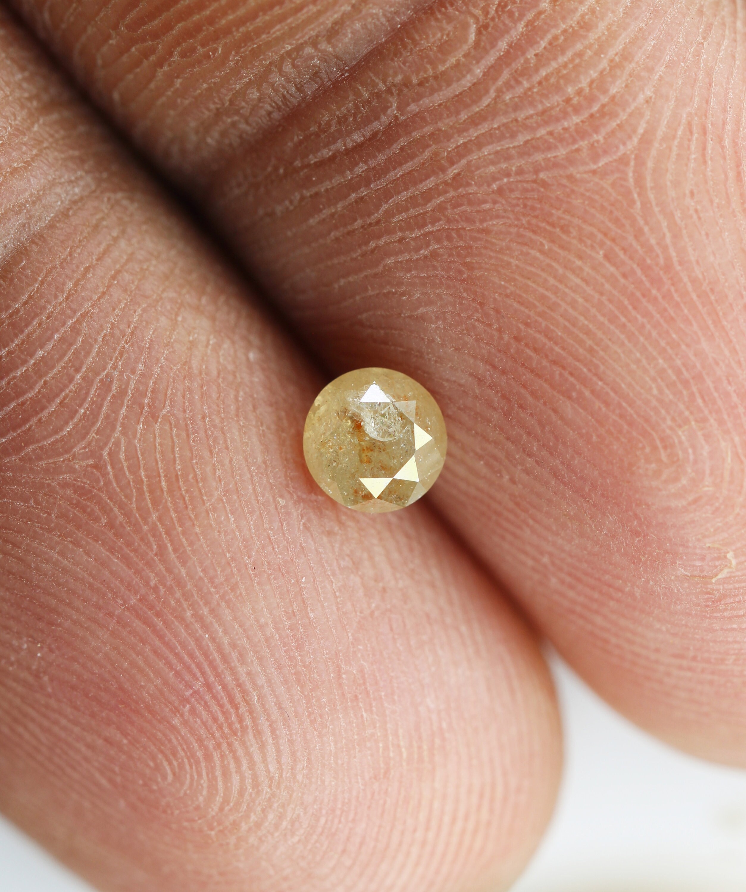 Natural Round Brilliant Cut Diamond 0.39 CT 4.40 MM Fancy