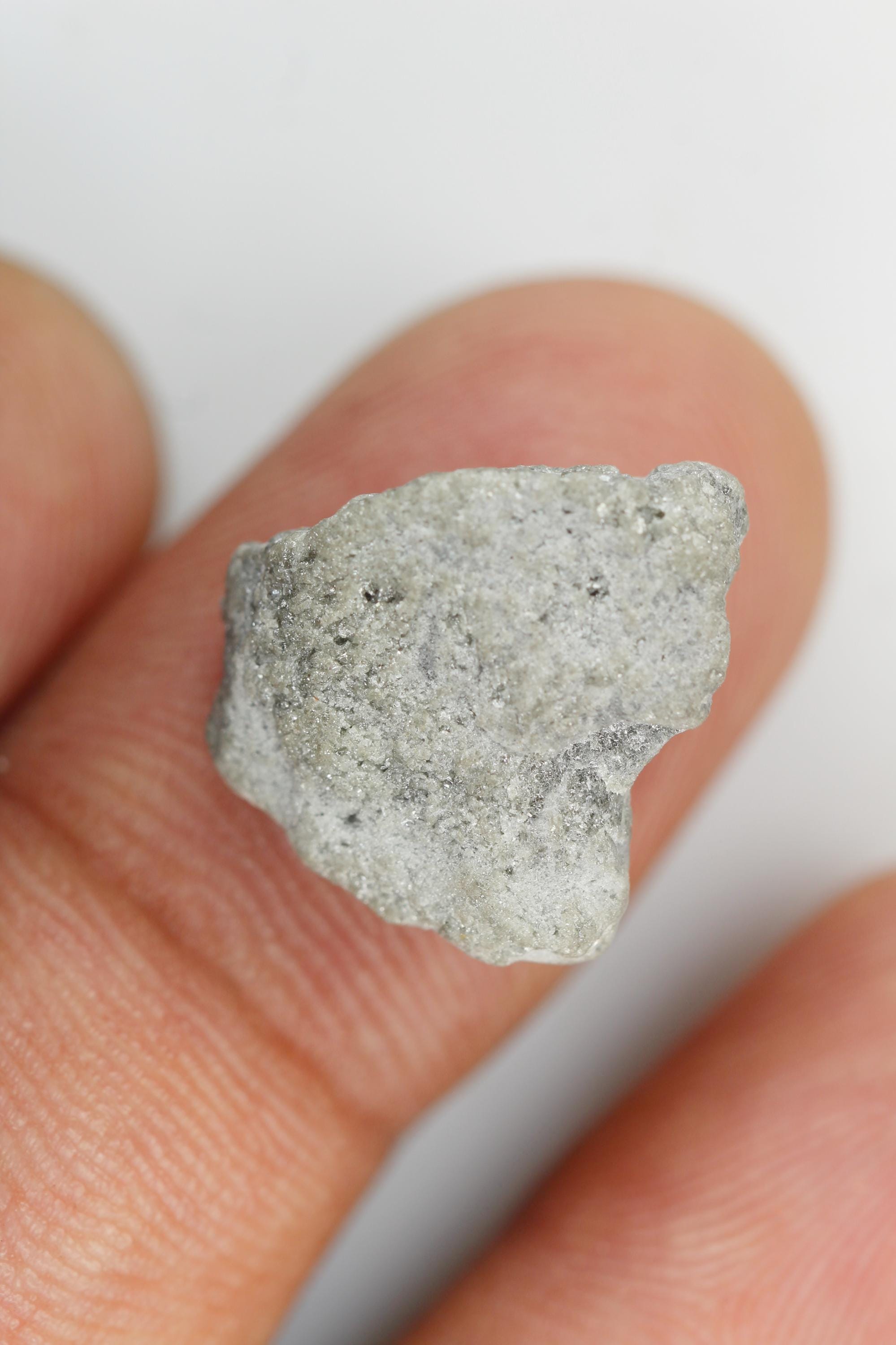 13.85カラットの天然ルースダイヤモンド（原石）ビッグサイズ、グレー