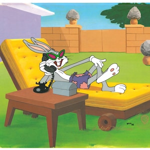 Puede incluir: Bugs Bunny, con gafas de sol y un traje de baño morado y rosa, se relaja en una tumbona amarilla mientras habla por teléfono. Está sentado en una tumbona amarilla con un marco de madera marrón. Una pequeña mesa de madera marrón está junto a la tumbona con un teléfono de disco negro encima. El fondo es un césped verde con un muro de ladrillo y estructuras de piedra gris.