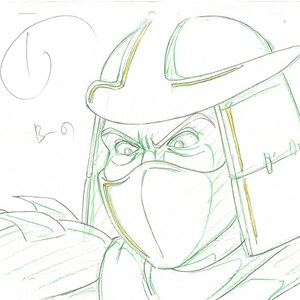 Puede incluir: Un boceto a l&aacute;piz del rostro de un personaje, con un casco con punta y una m&aacute;scara facial. El personaje tiene una expresi&oacute;n de enfado, con cejas fruncidas y ojos entrecerrados. El boceto est&aacute; delineado en verde.