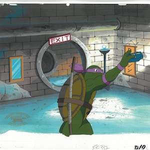 Puede incluir: Celda de animación original con Donatello de las Tortugas Ninja. Donatello, con su máscara morada, sostiene un dispositivo azul. La escena está ambientada en una alcantarilla con una pared de ladrillos, una trampilla metálica y un letrero de "EXIT".