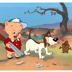 Puede incluir: Un cerdo de dibujos animados con una chaqueta de caza roja y una gorra de béisbol azul y blanca sostiene una escopeta. Un perro marrón y blanco se para junto al cerdo, mirando a una ardilla de dibujos animados marrón.