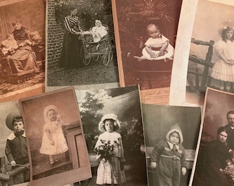 Könnte beinhalten: Eine Sammlung von Vintage-Sepia-Fotos, die Kinder in verschiedenen Posen zeigen. Einige Fotos zeigen Kinder in formeller Kleidung, während andere sie beim Spielen oder in alltäglichen Situationen festhalten. Die Fotos sind in einer Collage angeordnet und schaffen eine nostalgische und herzerwärmende Darstellung.