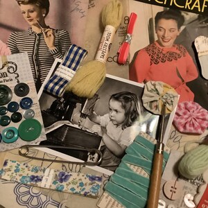 Pode incluir: Uma coleção de materiais de artesanato que incluem fio, botões, fita, sobras de tecido e uma máquina de costura. A imagem também inclui uma capa de revista com o texto "CHICRAFT 1948 9d".