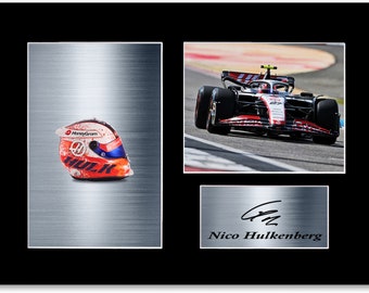 Könnte beinhalten: Gerahmter Druck mit einem Rennhelm mit dem MoneyGram-Logo, einem Formel-1-Rennwagen und einer Unterschrift mit dem Namen Nico Hulkenberg. Der Helm ist weiß, rot und blau. Das Auto ist rot und weiß.