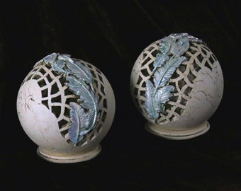 Tea light ball with feathers, ceramic light ball