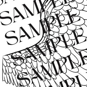 Può includere: Design grafico in bianco e nero con un'ala stilizzata con intricati dettagli di piume. La parola "SAMPLE" è stampata ripetutamente sull'immagine in un carattere grassetto, senza grazie, creando un effetto a strati.