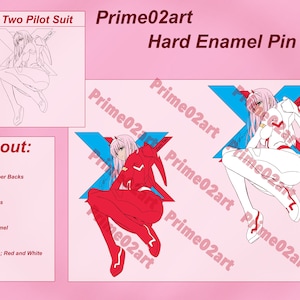 Pode incluir: Dois pinos de esmalte duro com um personagem de anime em um traje de piloto vermelho e branco. O personagem está sentado com as pernas cruzadas e tem uma auréola branca grande atrás dele. Os pinos têm um diâmetro de 5 cm e duas costas de borracha.