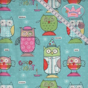 Könnte beinhalten: Ein türkisfarbener Stoff mit einem sich wiederholenden Muster aus Eulen. Die Eulen sind in verschiedenen Farben und Designs, darunter rosa, grün, blau und rot. Der Stoff zeigt auch die Wörter "Gute Nacht", "Houhou" und "Träume".