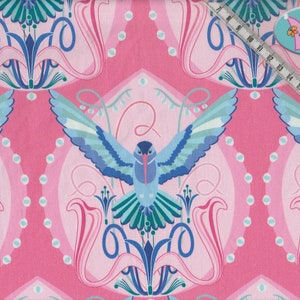 Può includere: Un tessuto rosa con un motivo ripetitivo di fiori stilizzati blu e verdi e un colibrì blu in volo. Il tessuto ha una texture sottile e un motivo a pois bianchi.