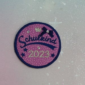 Klettie Patch 10 cm Écolier 2024 Nom souhaité pour aimant Cartable Rose Rose Bleu Cône d'école Inscription scolaire Robe de fée faite à la main Design
