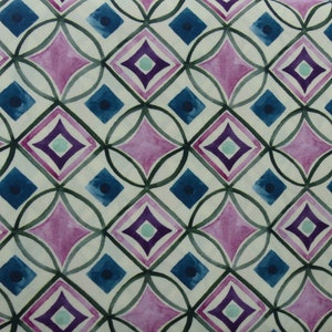 Op de afbeelding: Een naadloos stoffenpatroon met een repeterend geometrisch ontwerp. Het patroon bevat roze, paarse, blauwe en groene aquarel ruiten en cirkels op een crème achtergrond.