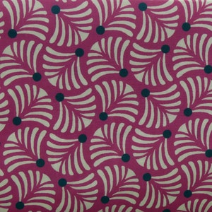 Op de afbeelding: Een herhalend patroon van witte, waaiervormige vormen en teal stippen op een magenta achtergrond. Het symmetrische ontwerp creëert een aantrekkelijke textuur, geschikt voor stoffen of behang.