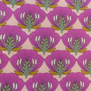 Könnte beinhalten: Ein rosa Stoff mit einem sich wiederholenden Muster aus stilisierten lila Blüten mit grünen und goldenen Akzenten.