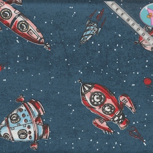 Könnte beinhalten: Ein blauer Stoff mit einem sich wiederholenden Muster aus roten, weißen und blauen Raumschiffen. Die Raumschiffe sind in verschiedenen Stilen, darunter eine Rakete, eine fliegende Untertasse und ein Raumschiff mit einem großen Fenster. Der Stoff ist perfekt zum Quilten, Nähen und Basteln.
