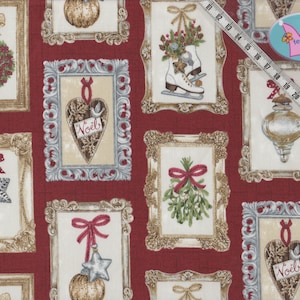 Könnte beinhalten: Roter Stoff mit einem sich wiederholenden Muster aus goldenen und silbernen Rahmen, die verschiedene Weihnachtsornamente enthalten, darunter einen Kranz, ein Herz mit dem Wort "Noël", eine Schneeflocke, einen Mistelzweig und eine Glocke.