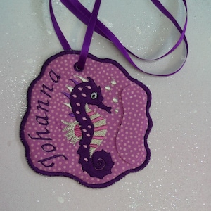 Klettie Patch 12 cm Hippocampe Sirène Écolier pour Aimant Cartable Rose Violet Application Inscription Scolaire Robe de Fée Design
