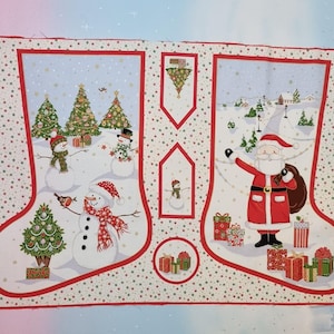 Könnte beinhalten: Weihnachtliches Stoffpaneel mit zwei großen Strumpfformen mit rotem Rand und einem weißen Hintergrund mit kleinen roten und grünen Kreisen. Die Strümpfe zeigen Schneemänner, Weihnachtsbäume und den Weihnachtsmann.