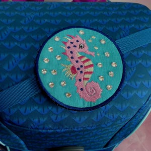 Klettie Patch 11 cm Hippocampe Sirène Écolier pour Aimant Cartable Turquoise Rose Application Inscription Scolaire Robe de Fée Design
