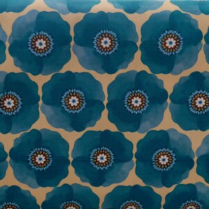 Op de afbeelding: Een naadloos stoffen patroon met teal blauwe bloemen met bruine en witte centra op een beige achtergrond.