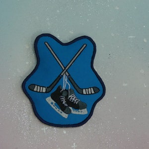 Patch Klettie 11-12 cm Joueur de bâton de hockey sur glace pour aimant pour sac d'école à rabat Cône d'école bleu Premier jour d'école Conception de robe de fée faite à la main