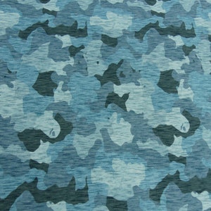 Op de afbeelding: Een blauw en grijs camouflagepatroon met een textuur, licht wazig effect.